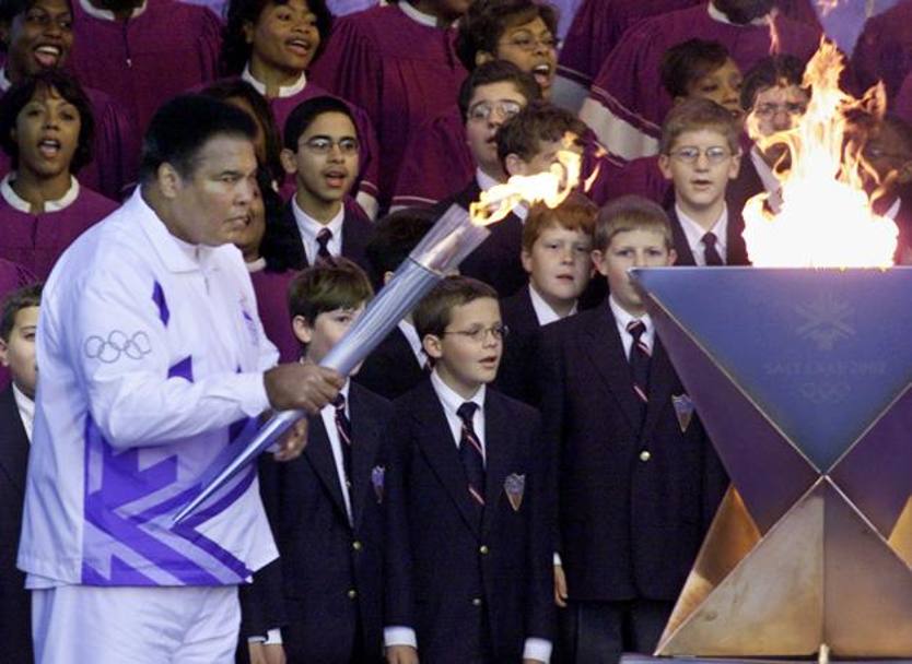 Ad Atlanta la fiaccola olimpica  in mano a Muhammad Ali, ultimo tedoforo dellOlimpiade &#39;96. Reuters